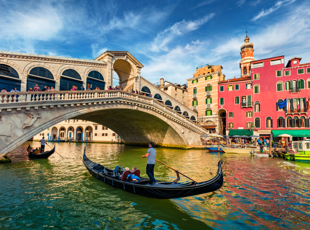Ez a kép a velencei Rialto hidat és a Canal Grande egy részét ábrázolja. A Rialto híd a csatorna legrégebbi és leghíresebb hídja.  - Z(s)eppelin utazás