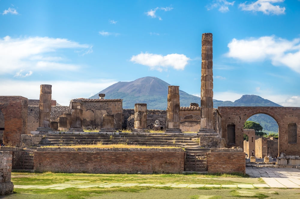 A képen a pompeii Apolló-templom látható, háttérben a Vezúv vulkánnal.  - Z(s)eppelin utazás