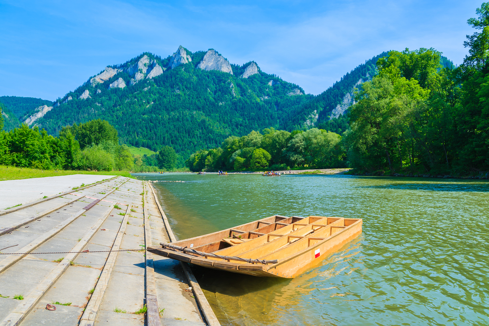 Ez a kép a Dunajec folyón készült, a lengyelországi Pieninek Nemzeti Parkban. A jellegzetes, fából készült tutajok a folyón való tutajozásra szolgálnak, amely népszerű turisztikai látványosság.  - Z(s)eppelin utazás