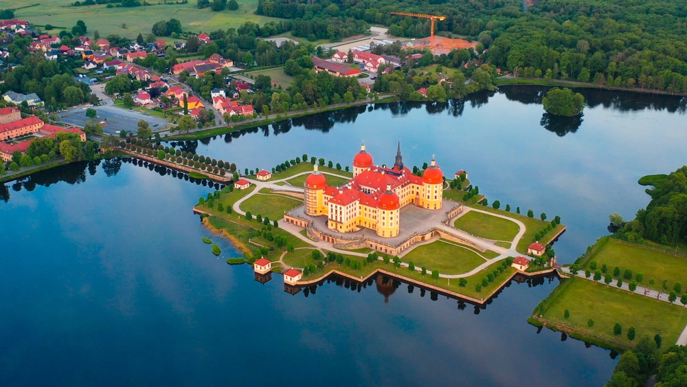 Ez a kép a németországi Moritzburg kastélyt (Schloss Moritzburg) ábrázolja madártávlatból.  - Z(s)eppelin utazás